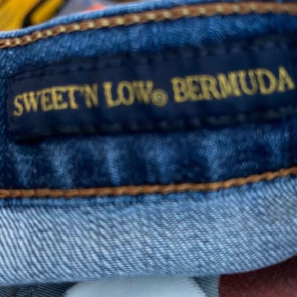 Lucky Brand Women’s Sweet n Low Bermuda Jean Shorts size 8 - Picture 5 of 6